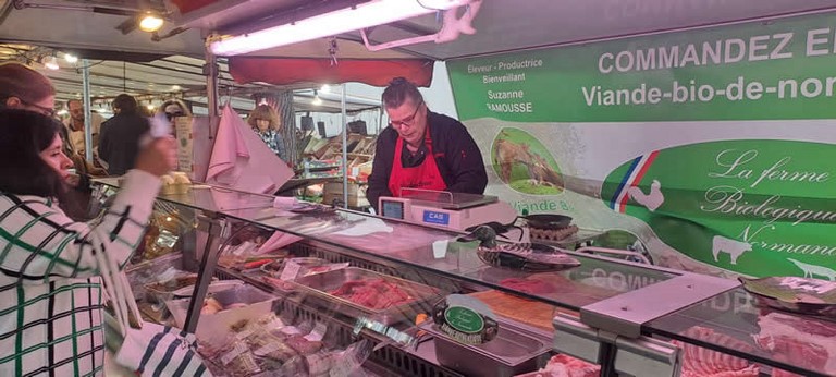 Suzanne, éleveur et bouchère bio Marché Batignolles Bio